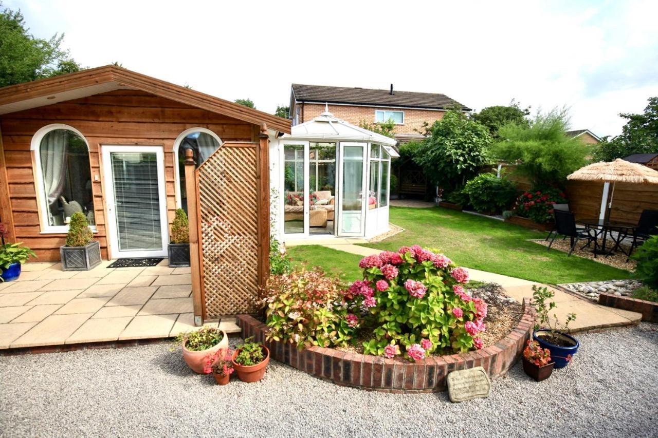 Formby Pinewood Studio Bed & Breakfast エクステリア 写真