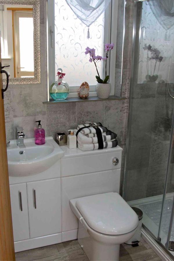 Formby Pinewood Studio Bed & Breakfast エクステリア 写真