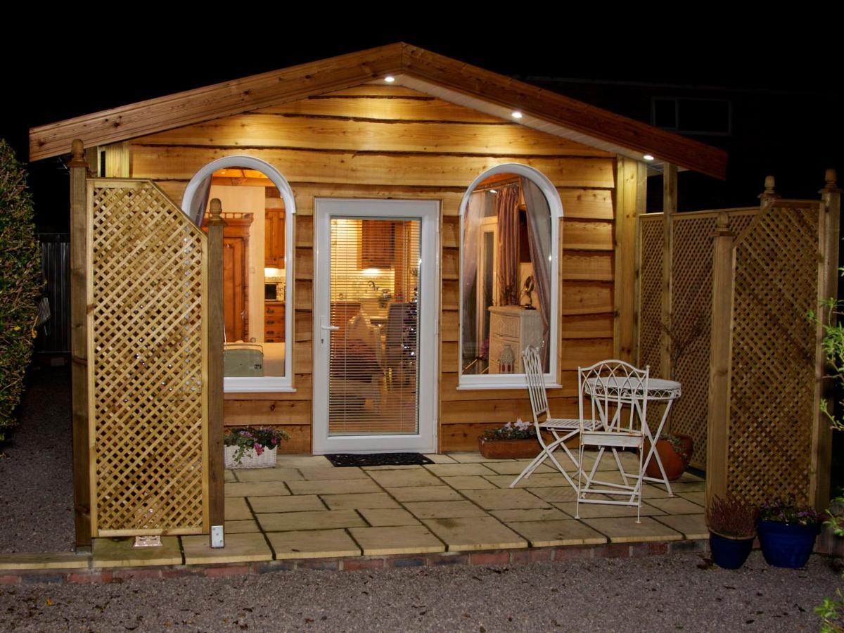 Formby Pinewood Studio Bed & Breakfast エクステリア 写真