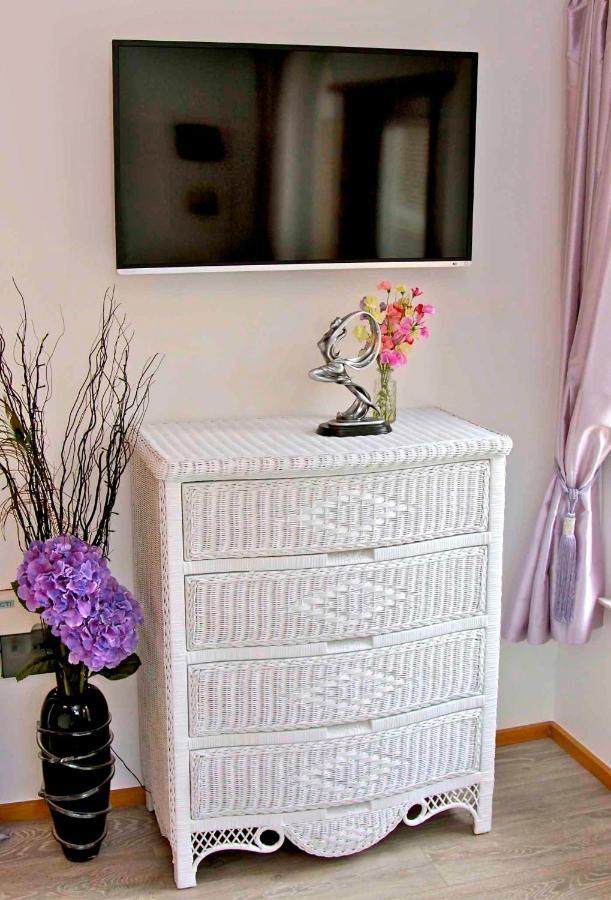 Formby Pinewood Studio Bed & Breakfast エクステリア 写真