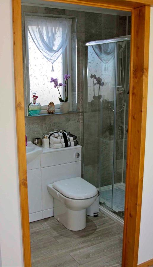Formby Pinewood Studio Bed & Breakfast エクステリア 写真